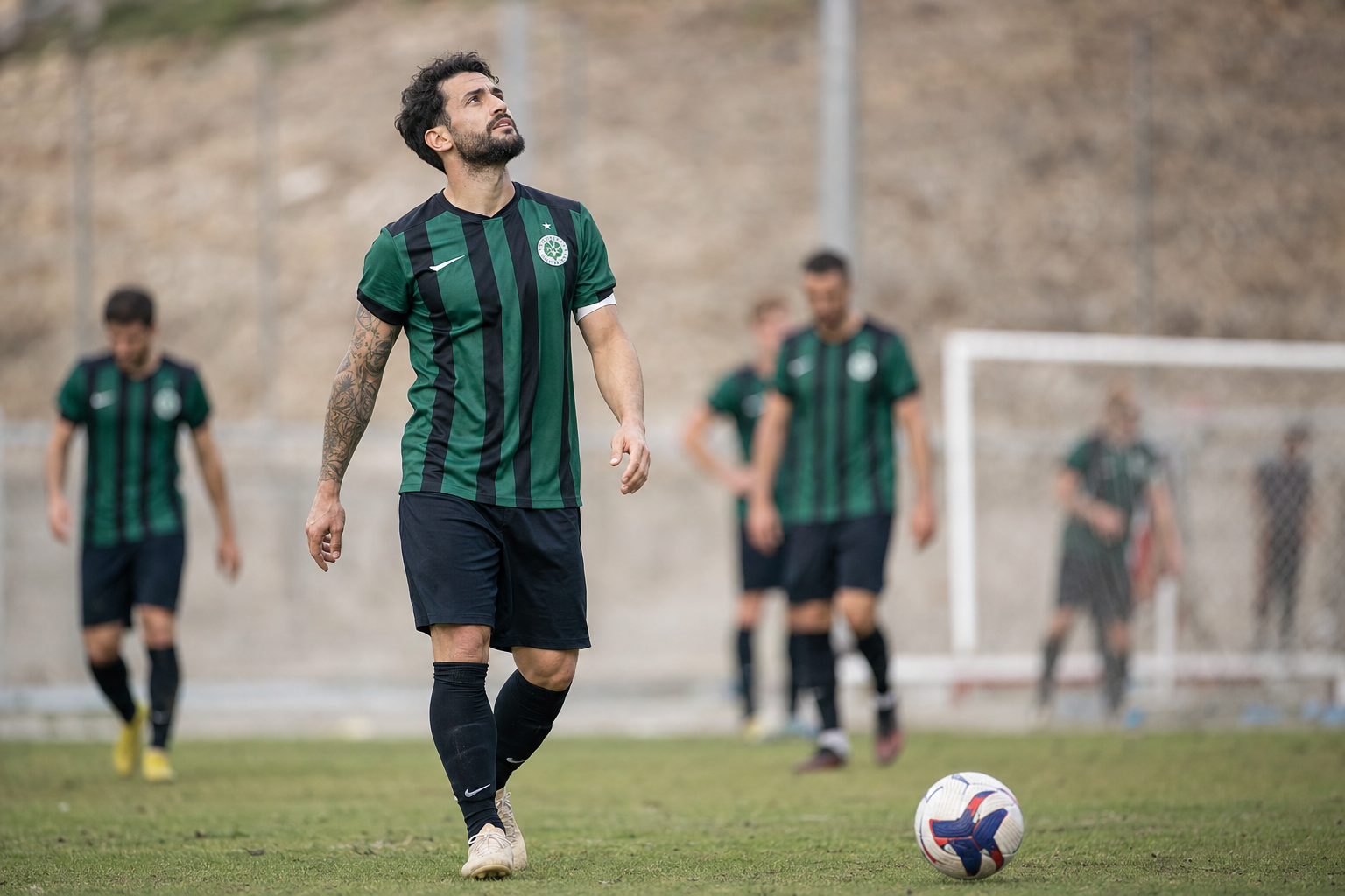 Fußballspieler sammelt sich nach einer misslungenen Aktion